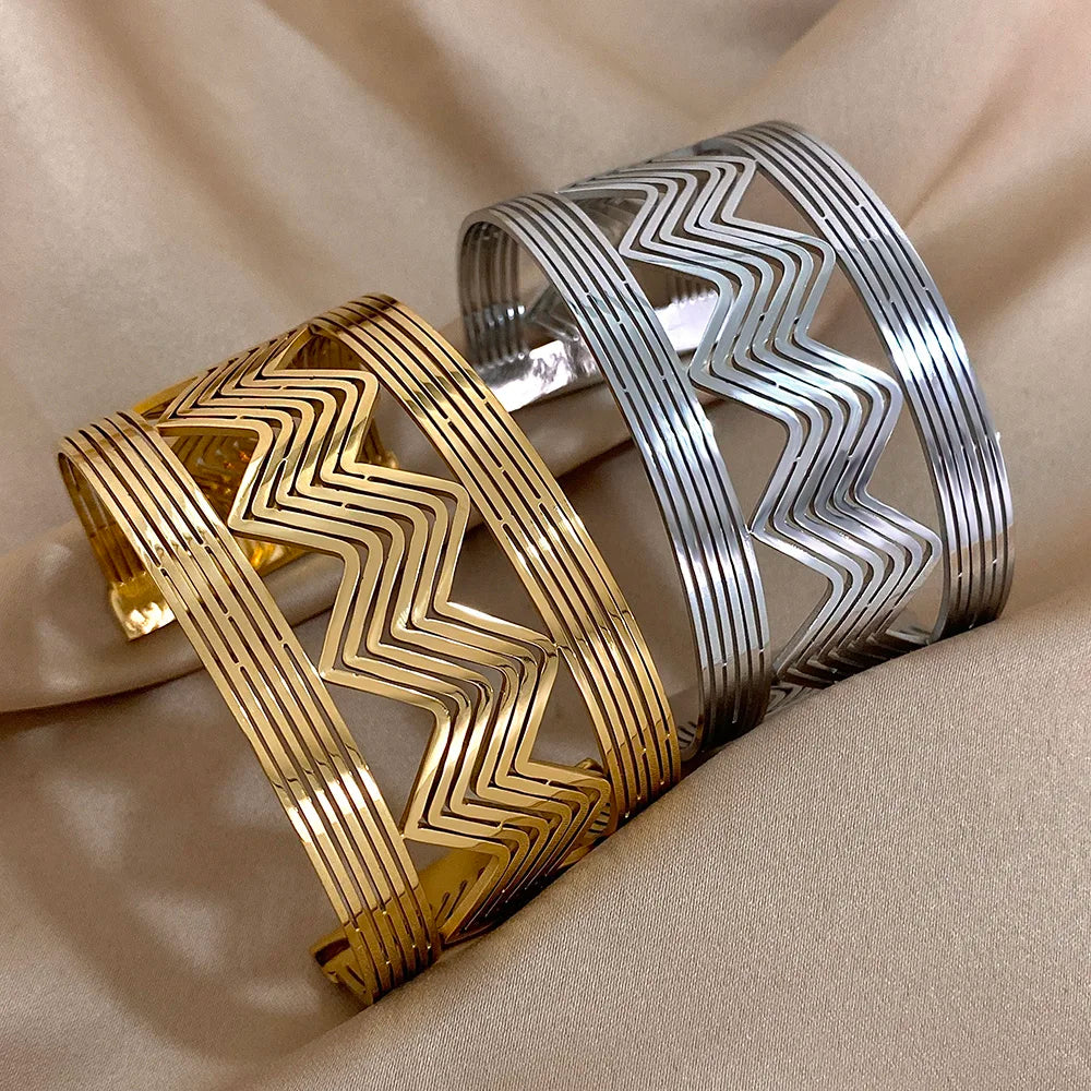 Valora Wave Gold Cuff