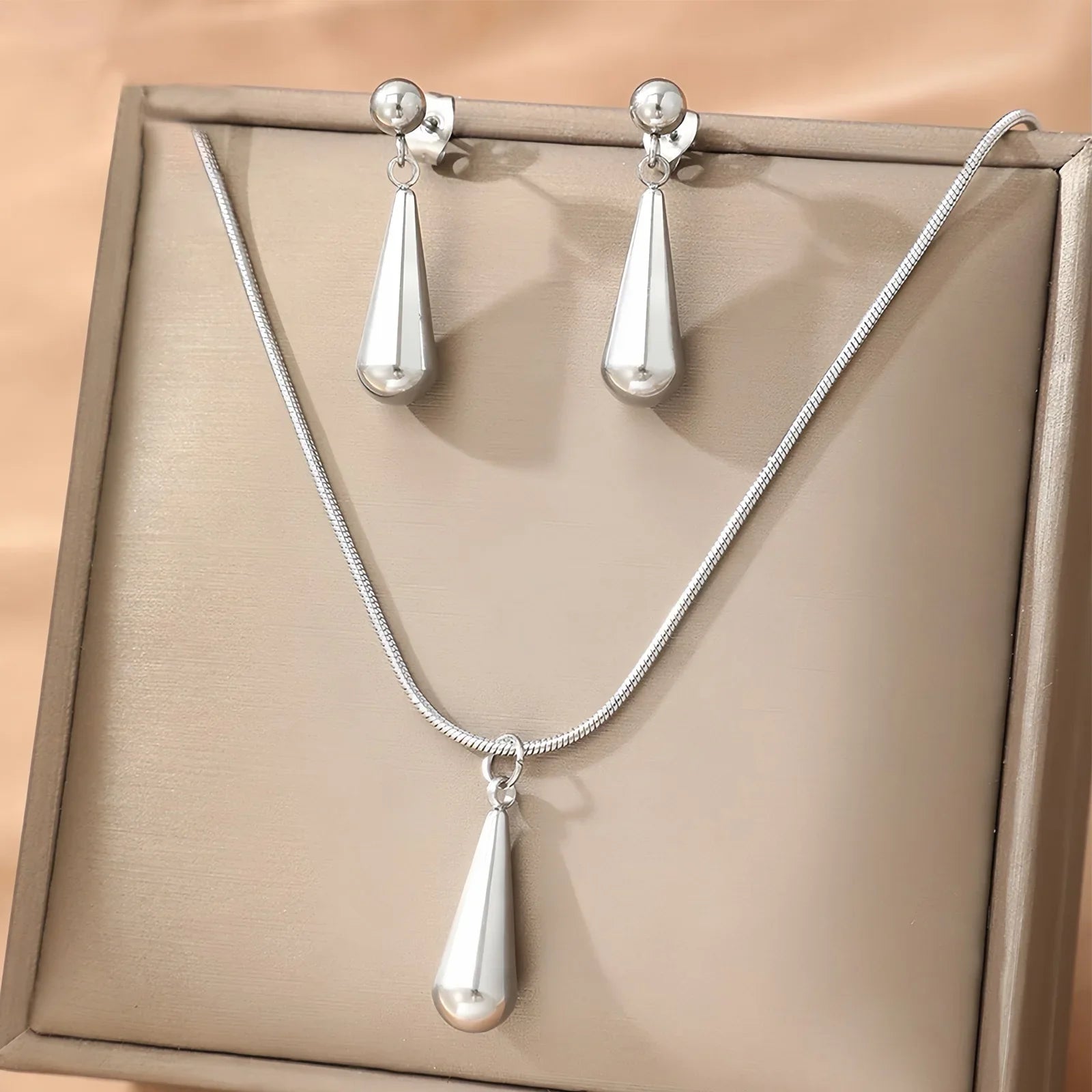 Kaia Drop Pendant Set