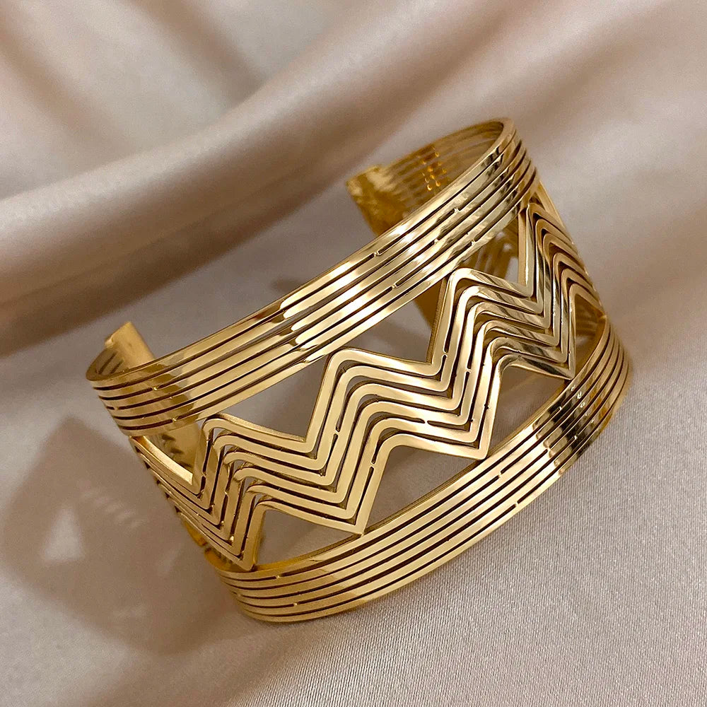 Valora Wave Gold Cuff